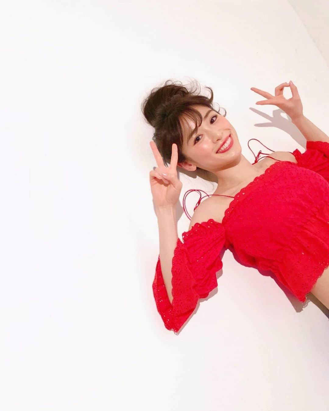 泉里香さんのインスタグラム写真 - (泉里香Instagram)「おはよー！にちようびー！✌️ 🌞」3月17日 11時26分 - rika_izumi_