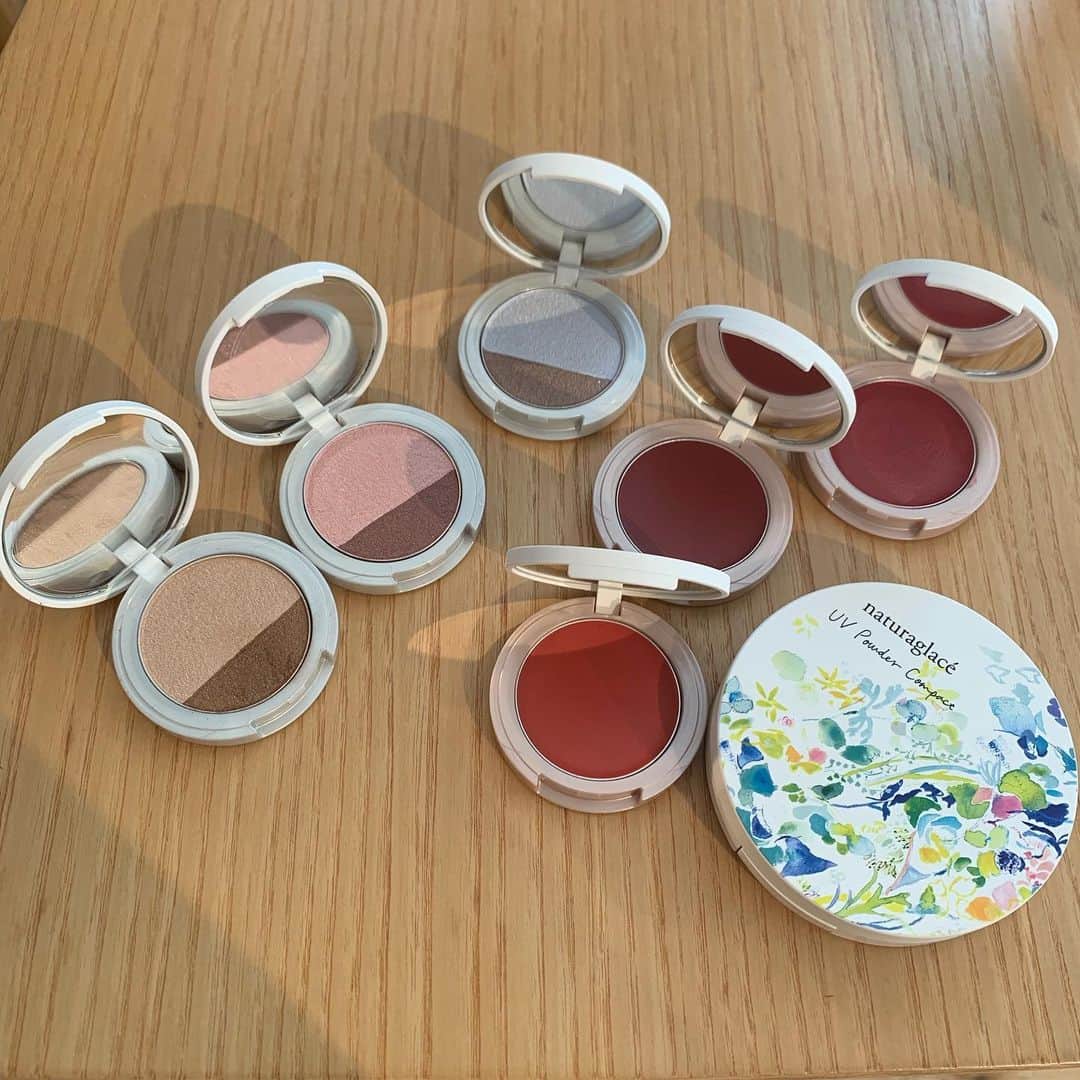 高橋有紀のインスタグラム：「長年愛用の @naturaglace_official  4月に発売するシリーズがまたまた良い！ リップチークはUVが入っていて、色も大人可愛い◎唇って実は日焼けするから春夏はUV大事です！ あとこの2色のシャドウは、ゆびにとってそのままつけたら一発でグラデーションができるのいう便利アイテム！ 時間ない時に助かる🙏 毎年でてるUVファンデは化粧直しとか、外出中（私はロケの途中で日焼け止めを塗り直すかわりにこのシリーズを毎年使っている！）にさっと直せる日焼け防止に良いのです◎ ナチュラグラッセは肌に優しいというのが何より大好きなんだけど、良いアイテムが色々でていて楽しい☺️ #おさかなゆきのオススメコスメ  #ナチュラグラッセ」