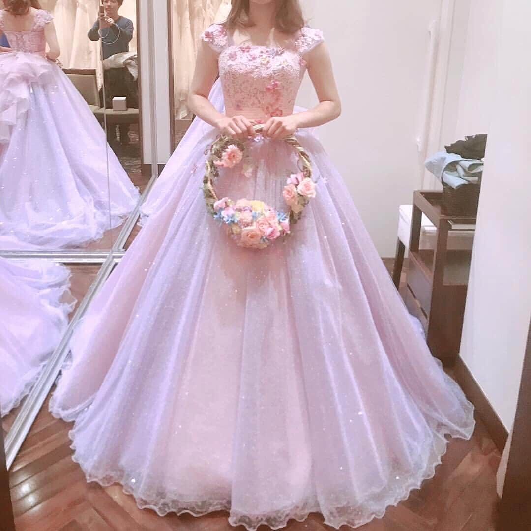 ♡プラコレWedding·⋆*さんのインスタグラム写真 - (♡プラコレWedding·⋆*Instagram)「@placolewedding【#Dressy花嫁 】【#プラコレ】をつけて投稿&フォローしてね♩ . 注目の Dressy記事をPick UP ♥ スワイプしてね＊* :-: :-: :-: :-: :-: :-: :-: :-: :-: こちらのお写真は 1枚目>@myucha_8 さん 2枚目>@sapihime1224 さん 3枚目>@bouquet.alice さん 4枚目>@rei_wedding1223 さん .  からリグラムさせていただきました✬* 可愛いお写真をありがとうございます！♡ :-: :-: :-: :-: :-: :-: :-: :-: :-: . 『#Dressy花嫁』『#プラコレ』の ハッシュタグをつけて写真をUPしてね✦ 花嫁アプリ『Dressy by プラコレ』の 記事に掲載＆リグラムされるかも♩ ┈┈┈┈┈┈┈┈┈┈┈┈┈┈┈┈┈┈┈ . [IGで発見]お洒落で可愛らしいリースブーケ＊＊ . ウェディング記事はコチラ➳♡゛ [https://bit.ly/2Y0Oh7B］ Editor♡Dressy花嫁 . ┈┈┈┈┈┈┈┈┈┈┈┈┈┈┈┈┈┈┈ . 花嫁アプリでは、 プロのアドバイザーに結婚式の相談を何度でも♡ ウェディングドレスの記事や、 自分のウェディングレポを残せちゃう♡” . ＞＞＞TOPのURLからcheck ⋈ @placolewedding ＞＞＞結婚のご相談は プラコレウェディングアドバイザーへ♡ @wedding_adviser ＞＞＞ウェディングレポを残したいなら、 farny by プラコレをcheck ✎ @farny_wedding ＞＞＞ウェディングアイテム＆DIYは farnyアイテムをcheck ❁ @farny_wd.item >>>沖縄フォトウェディングの予約は ainowa(あいのわ)をcheck✈ @ainowa_okinawa . みなさまからのいいねや保存 コメントをお待ちしています♥ 「このウェディングドレス可愛い！」 「ヘアスタイルも気になる！！」 「今の花嫁さんの流行りは！？」etc. . ┈┈┈┈┈┈┈┈┈┈┈┈┈┈┈┈┈┈┈ #プレ花嫁 #卒花 #花嫁 #卒花嫁 #結婚準備  #花嫁準備 #撮影指示書 #weddingtbt #weddingdress #ウェディングドレス #運命の一着  #花嫁コーディネート #挙式レポ #卒花しました #試着レポ #farnyレポ #前撮り #後撮り #関東花嫁 #関西花嫁 #ウェディングブーケ #リースブーケ」3月17日 11時39分 - placole_dressy