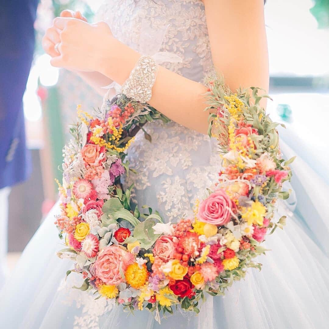 ♡プラコレWedding·⋆*さんのインスタグラム写真 - (♡プラコレWedding·⋆*Instagram)「@placolewedding【#Dressy花嫁 】【#プラコレ】をつけて投稿&フォローしてね♩ . 注目の Dressy記事をPick UP ♥ スワイプしてね＊* :-: :-: :-: :-: :-: :-: :-: :-: :-: こちらのお写真は 1枚目>@myucha_8 さん 2枚目>@sapihime1224 さん 3枚目>@bouquet.alice さん 4枚目>@rei_wedding1223 さん .  からリグラムさせていただきました✬* 可愛いお写真をありがとうございます！♡ :-: :-: :-: :-: :-: :-: :-: :-: :-: . 『#Dressy花嫁』『#プラコレ』の ハッシュタグをつけて写真をUPしてね✦ 花嫁アプリ『Dressy by プラコレ』の 記事に掲載＆リグラムされるかも♩ ┈┈┈┈┈┈┈┈┈┈┈┈┈┈┈┈┈┈┈ . [IGで発見]お洒落で可愛らしいリースブーケ＊＊ . ウェディング記事はコチラ➳♡゛ [https://bit.ly/2Y0Oh7B］ Editor♡Dressy花嫁 . ┈┈┈┈┈┈┈┈┈┈┈┈┈┈┈┈┈┈┈ . 花嫁アプリでは、 プロのアドバイザーに結婚式の相談を何度でも♡ ウェディングドレスの記事や、 自分のウェディングレポを残せちゃう♡” . ＞＞＞TOPのURLからcheck ⋈ @placolewedding ＞＞＞結婚のご相談は プラコレウェディングアドバイザーへ♡ @wedding_adviser ＞＞＞ウェディングレポを残したいなら、 farny by プラコレをcheck ✎ @farny_wedding ＞＞＞ウェディングアイテム＆DIYは farnyアイテムをcheck ❁ @farny_wd.item >>>沖縄フォトウェディングの予約は ainowa(あいのわ)をcheck✈ @ainowa_okinawa . みなさまからのいいねや保存 コメントをお待ちしています♥ 「このウェディングドレス可愛い！」 「ヘアスタイルも気になる！！」 「今の花嫁さんの流行りは！？」etc. . ┈┈┈┈┈┈┈┈┈┈┈┈┈┈┈┈┈┈┈ #プレ花嫁 #卒花 #花嫁 #卒花嫁 #結婚準備  #花嫁準備 #撮影指示書 #weddingtbt #weddingdress #ウェディングドレス #運命の一着  #花嫁コーディネート #挙式レポ #卒花しました #試着レポ #farnyレポ #前撮り #後撮り #関東花嫁 #関西花嫁 #ウェディングブーケ #リースブーケ」3月17日 11時39分 - placole_dressy