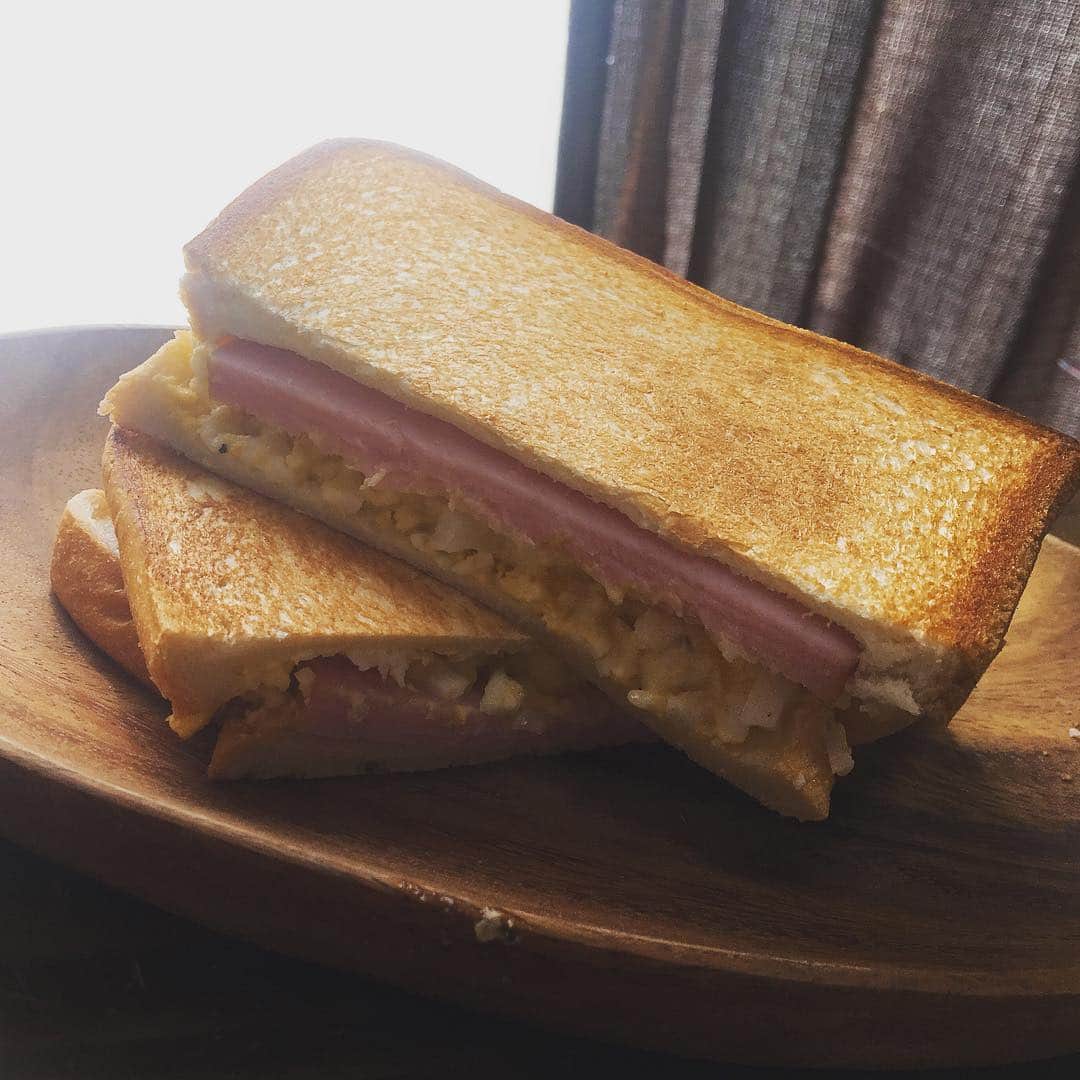 のインスタグラム：「ハムたまごサンド。ハムがいっぱいなのは賞味期限の都合です。 #ハムたまごサンド #ホットサンド #おうちごはん #バウルー#おうちごはん金巻 #ひとりごはん」
