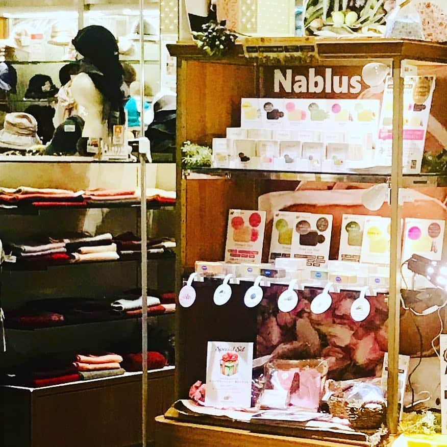 Nablus Japanのインスタグラム：「#ナーブルスソープ のイベント at #有楽町マルイ 本日最終日になります。お近くの方、銀座方面に来られる方は、是非お立ち寄りください！ . . 通り掛かりのお客様から「ネットで買ったことあります！」とか「ナーブルスソープ 知っています！」など、お声をかけていただくことが増えました。 嬉しい限りです。 . . #nablussoap」