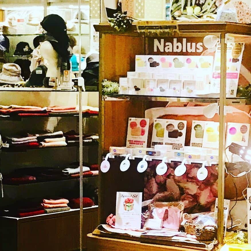 Nablus Japanさんのインスタグラム写真 - (Nablus JapanInstagram)「#ナーブルスソープ のイベント at #有楽町マルイ 本日最終日になります。お近くの方、銀座方面に来られる方は、是非お立ち寄りください！ . . 通り掛かりのお客様から「ネットで買ったことあります！」とか「ナーブルスソープ 知っています！」など、お声をかけていただくことが増えました。 嬉しい限りです。 . . #nablussoap」3月17日 11時32分 - nablus.jp