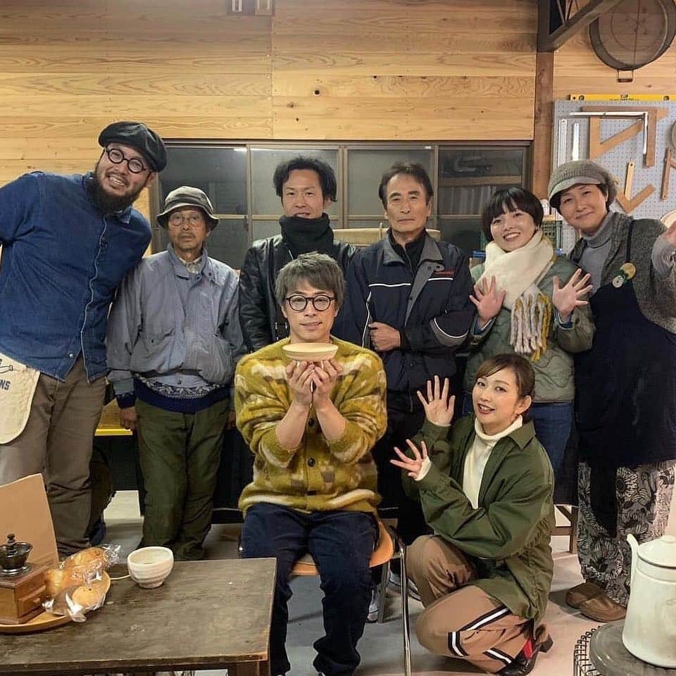 田村淳のインスタグラム：「ものづくりって楽しいね 木のお皿を削って作ったよ 娘のお菓子を入れる皿を🍪  金継ぎも木工もどんどんやりたい、そしていつの日かそれをお店に並べたい  atsushimeganeというオンラインショップを立ち上げたのは、僕のお眼鏡にかなったものを紹介、販売するお店を作りたかったから、今はメガネとメガネクロスしかないけれど…どんどん商品を増やしていくので、ショップをフォローして時々覗きに来てね。  ショップへは プロフィールのURLから飛べます」