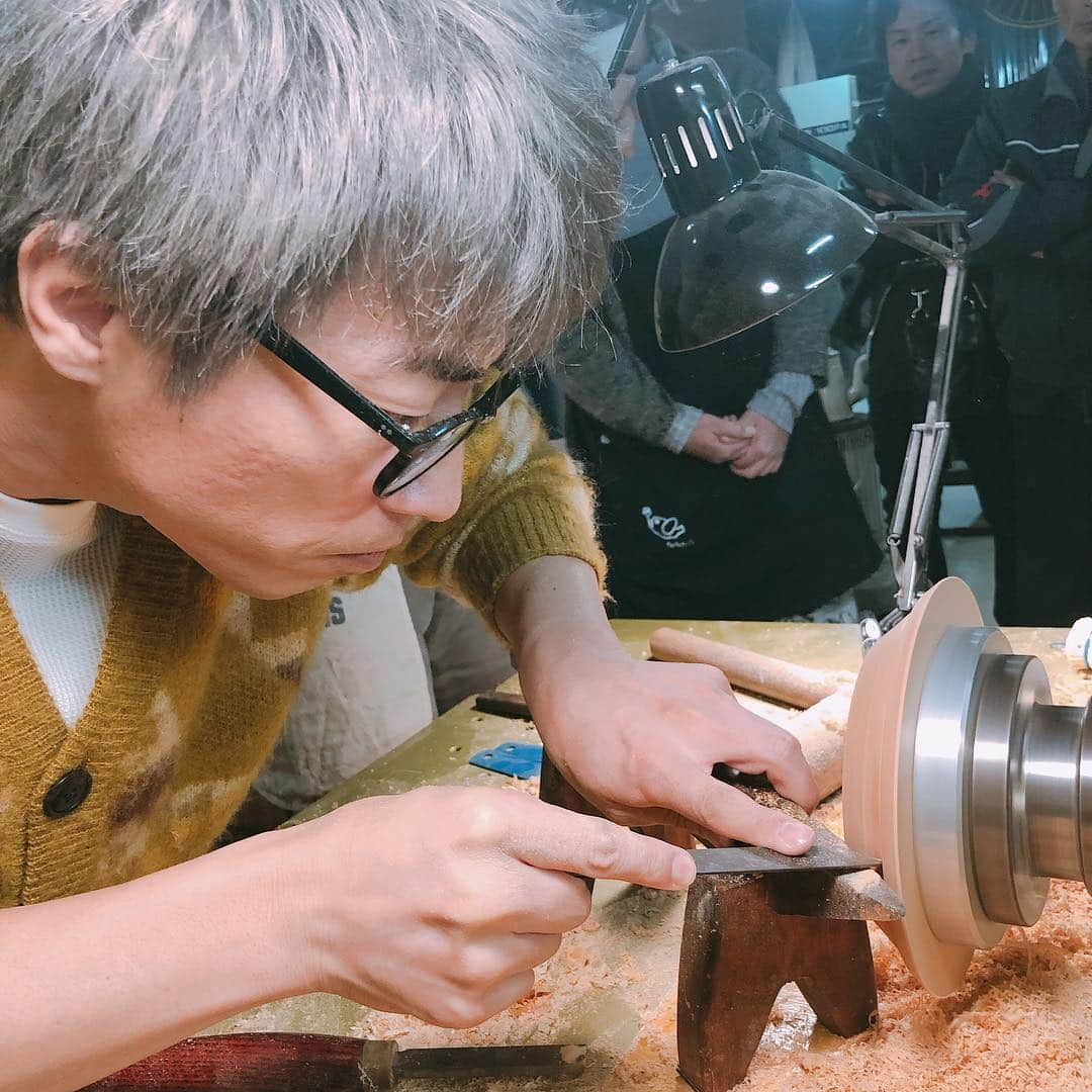 田村淳さんのインスタグラム写真 - (田村淳Instagram)「ものづくりって楽しいね 木のお皿を削って作ったよ 娘のお菓子を入れる皿を🍪  金継ぎも木工もどんどんやりたい、そしていつの日かそれをお店に並べたい  atsushimeganeというオンラインショップを立ち上げたのは、僕のお眼鏡にかなったものを紹介、販売するお店を作りたかったから、今はメガネとメガネクロスしかないけれど…どんどん商品を増やしていくので、ショップをフォローして時々覗きに来てね。  ショップへは プロフィールのURLから飛べます」3月17日 11時36分 - atsushilb