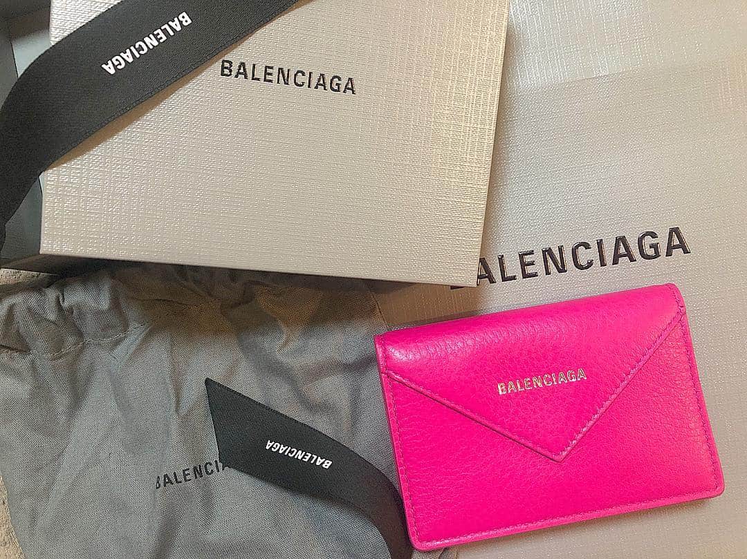 鎌田紘子さんのインスタグラム写真 - (鎌田紘子Instagram)「....💞カード入れる  #balenciaga #ショッキングピンク #pink #カードケース #balenciagacardcase #balenciagacardholder」3月17日 11時36分 - hirokokamata12