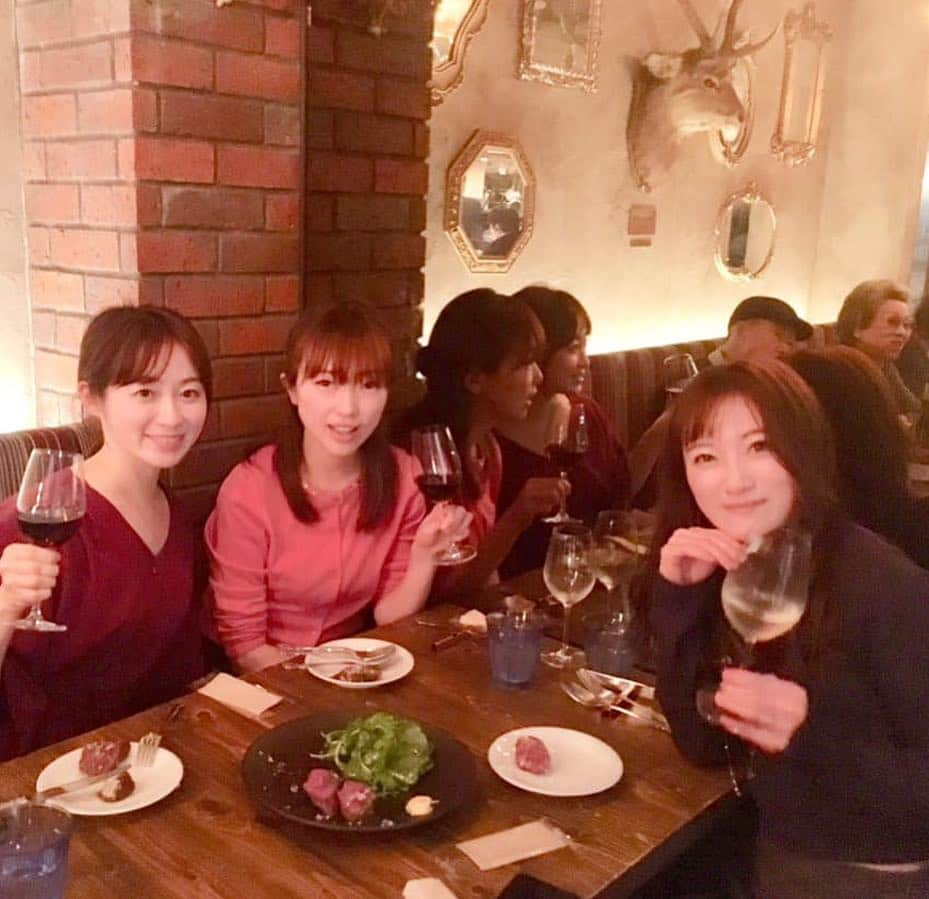 本谷亜紀さんのインスタグラム写真 - (本谷亜紀Instagram)「仲良しメンバーで定期的に会う会😊😁食のプロたちととことん飲んで食べるの楽しい👌ここのお店、お腹いっぱいになるコースと飲み放題ついて6千円以下とは、麻布十番ではびっくり価格❣️私の携帯カメラの限界で暗く写真が写ってしまった😵いいカメラが欲しい〜❗️ #ビストロチック #麻布十番」3月17日 11時38分 - akichi0518_ramen