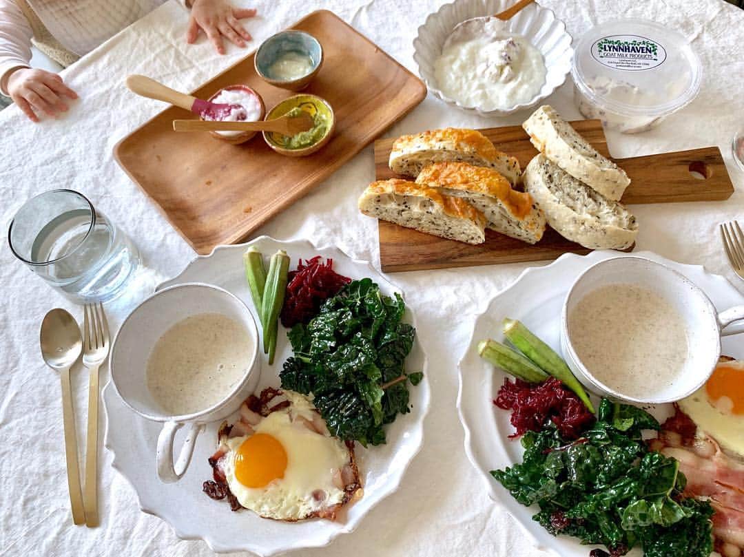 のインスタグラム：「I made bread for Saturday breakfast!﻿﻿ 今朝はNYママサロンで習ったおうちパンをさっそく焼いて朝ごはん。﻿﻿東京に居た頃もたまにスキレットで焼いたりしてたけど、このおうちパンは捏ねる工程もなく夜のうちに材料混ぜて一晩寝かせたら朝焼くだけの手軽さ。﻿ ﻿ ﻿ NYに住んでて何気に困るパン事情。﻿ もちろんパンなんてデリでも何処でも手に入るんだけど硬かったり薄かったり全粒粉だけだったり、﻿やたら量が多かったり、、、結構買う店を選ぶんだよね。時間がある時に水以外の材料を小分けにしておけば思いついたとき混ぜるだけってのも本当便利。夫も美味しいって言ってたしおうちパンレパートリーもっと増やしたいなあ。﻿こないだのクラスではニ歳の女の子が割烹着着てママと一緒に作ってて、うちもあっという間にあれくらいになるんだろうなと思うと家で一緒に作るって楽しそう。 #ryokos_kitchen﻿﻿ #nyc #newyork #life﻿﻿ #homemade #bread ﻿﻿ #ニューヨーク #ニューヨークママサロン﻿ #おうちパン」