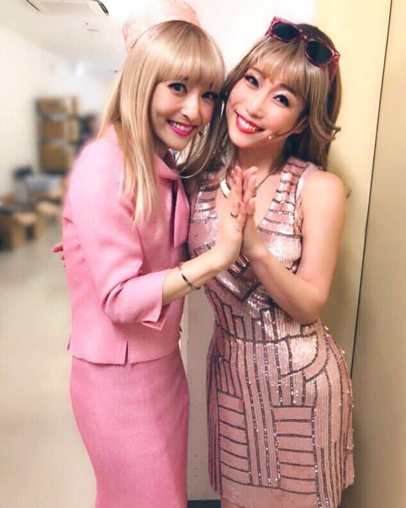 青山郁代さんのインスタグラム写真 - (青山郁代Instagram)「エルとエルママのツーショット公開🐩🎀✨ ・ ・ キューティ・ブロンド2019カウントダウン開始！ ・ 大阪・広島・久留米・長野・富山、合わせて残り9回、全力でHappyをお届けします💕 ・ ・ #キューティブロンド #legallyblonde #musical #legallyblondethemusical #ellewoods #mother #mama  #神田沙也加 ざっちょエルたん #最高のざっちょ  #青山郁代 エルママ #エルパパと3人ショットも撮れたらいいな #エルママ #エルパパ #love #pink #happy #扮装 #衣装写真  #この写真は清水で撮りました📷」3月17日 11時49分 - ikuyo_aoyama