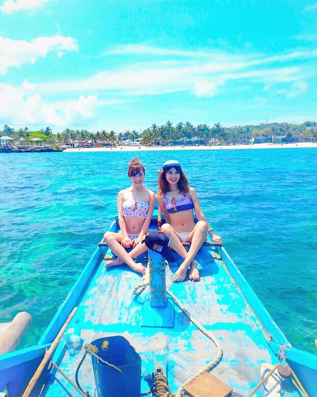 のインスタグラム：「Boracayでのアイランドホッピング🏝は可愛いブルーの船で💛💙 風にあわせて船を操縦してくれてモアナを思い出しました🥰🎬 映画のような楽しい旅🚤✨ . . . #flytomorefun @mottotanoshii.philippines #フィリピンファンセール #もっと楽しいフィリピン #CEBTravelSquadJapan @cebupacificair @tpbphl #Boracay#Boracayisland#sunset#beautifulsky#pukashell#プカシェルビーチ#ボラカイ島#ビーチリゾート#ホワイトビーチ#MillyBoracay」