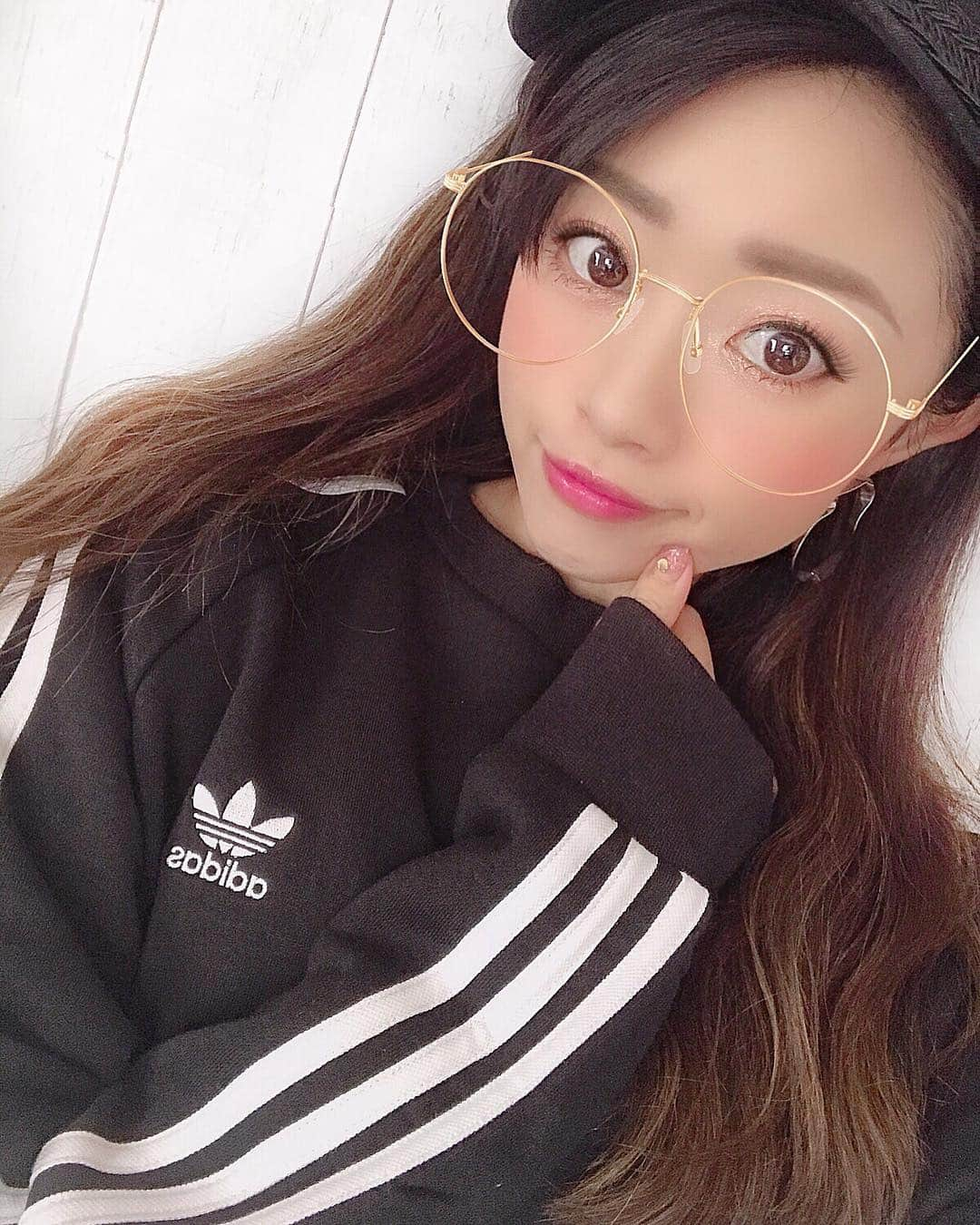 駄原杏里沙さんのインスタグラム写真 - (駄原杏里沙Instagram)「＊ ア デ ィ ダ ス 🧡 ・ ・ 最近 #adidasで たくさんget✨🤤💗 どちらかと言ったら#ナイキ派だったけど  また好きになりそう🦋 #adidas#addiction#code#snow #coordinate#make#make #instagood#instafashion  #l4l#like4likes#followme #アディダス#アディダスオリジナルス  #コーディネート#コーデ#パーカー  #パーカー女子#メイク#春メイク#snowカメラ  #今日のコーデ#いいね#いいね返し#フォロミー」3月17日 11時49分 - arisadahara_bl8m