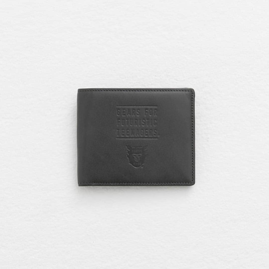 HUMAN MADEさんのインスタグラム写真 - (HUMAN MADEInstagram)「"LEATHER BILL FOLD"now available in store and online. www.humanmade.jp ヌメ革の二つ折りウォレット（財布）です。内側はカード入れなどの仕切りも充実しています。 original leather folding wallet.」3月17日 11時44分 - humanmade