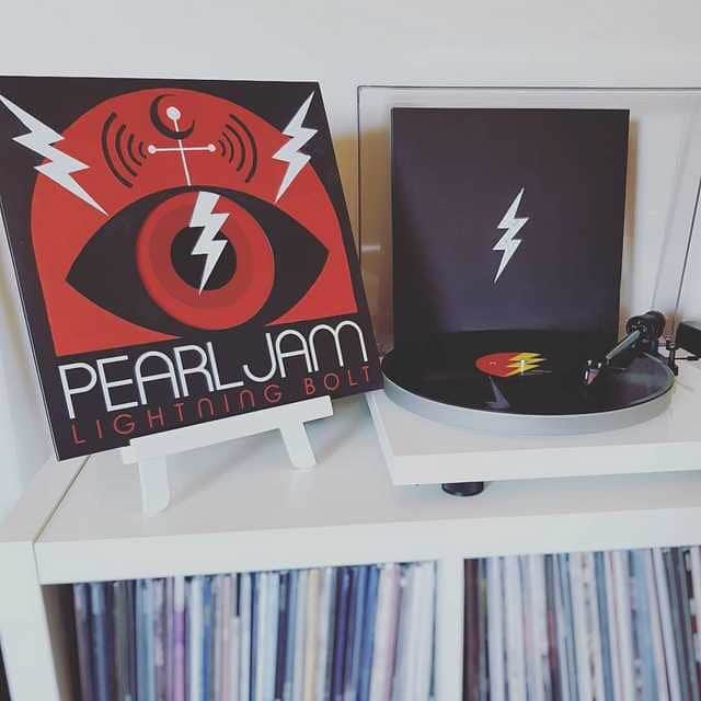 パール・ジャムさんのインスタグラム写真 - (パール・ジャムInstagram)「RG @Renotho: "What better way to start the weekend ⚡️" #PearlJam #LightningBolt」3月17日 2時48分 - pearljam