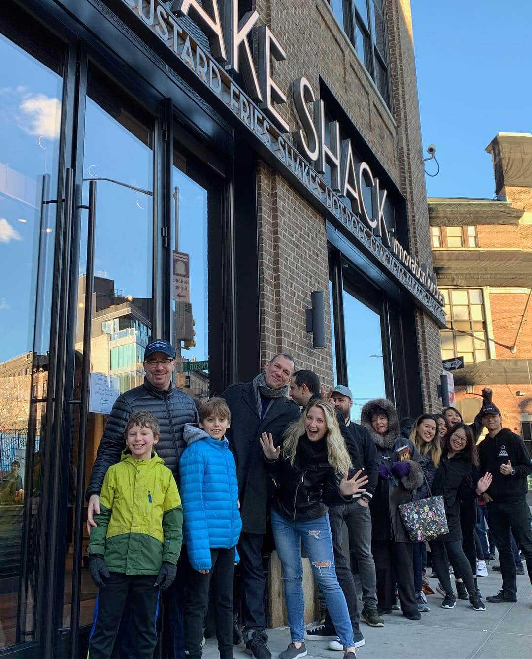 DOMINIQUE ANSEL BAKERYさんのインスタグラム写真 - (DOMINIQUE ANSEL BAKERYInstagram)「Our two day @shakeshack #katsueggsando is done! Here are the lovely people we got to meet. Thank you to the 400+ early risers who came out to have breakfast with us.」3月17日 2時59分 - dominiqueansel