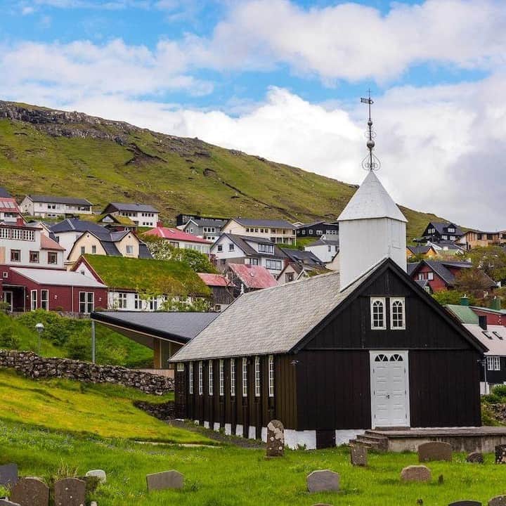 Lonely Planetさんのインスタグラム写真 - (Lonely PlanetInstagram)「'The Faroe Islands is a self-governing nation under the external sovereignty of Denmark, which means Danish is widely spoken across the islands in addition to Faroese. With a population of roughly 50,000 spread across 17 of its 18 islands, you can go island hopping on ferries and drive along winding coastal roads.' – @LolaAkinmade #lpinstatakeover」3月17日 3時00分 - lonelyplanet