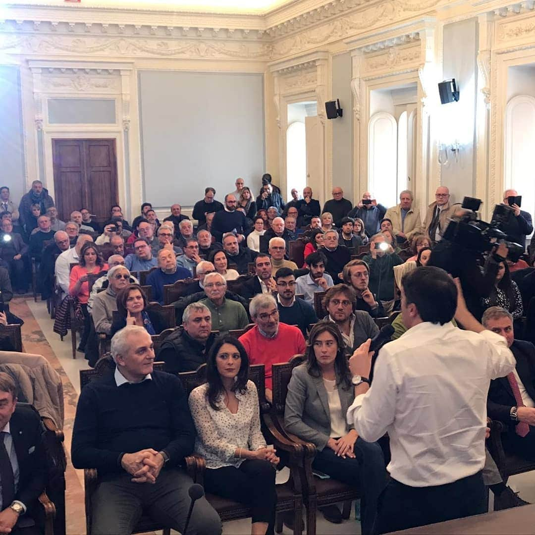 マッテオ・レンツィさんのインスタグラム写真 - (マッテオ・レンツィInstagram)「Una giornata in Campania in mezzo alla gente di Sassano, Caserta, Casoria. Mentre i Gilet Gialli amici di Di Maio e dei Cinque Stelle provano a distruggere Parigi noi scegliamo insieme #UnAltraStrada」3月17日 3時09分 - matteorenzi