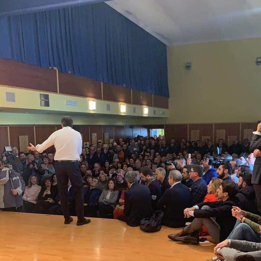 マッテオ・レンツィさんのインスタグラム写真 - (マッテオ・レンツィInstagram)「Una giornata in Campania in mezzo alla gente di Sassano, Caserta, Casoria. Mentre i Gilet Gialli amici di Di Maio e dei Cinque Stelle provano a distruggere Parigi noi scegliamo insieme #UnAltraStrada」3月17日 3時09分 - matteorenzi