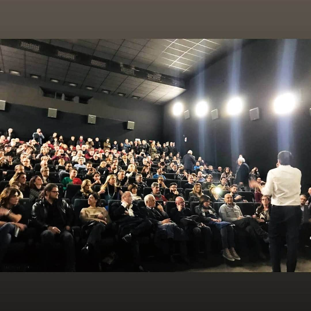 マッテオ・レンツィさんのインスタグラム写真 - (マッテオ・レンツィInstagram)「Una giornata in Campania in mezzo alla gente di Sassano, Caserta, Casoria. Mentre i Gilet Gialli amici di Di Maio e dei Cinque Stelle provano a distruggere Parigi noi scegliamo insieme #UnAltraStrada」3月17日 3時09分 - matteorenzi