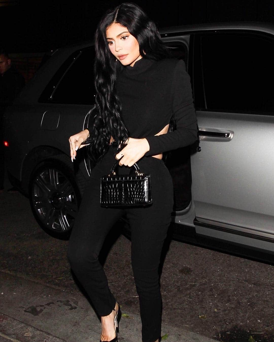 Just Jaredさんのインスタグラム写真 - (Just JaredInstagram)「@kyliejenner steps out in a @tomford cut-out jumpsuit for a night out with friends. #KylieJenner #TomFord Photos: Backgrid」3月17日 3時14分 - justjared