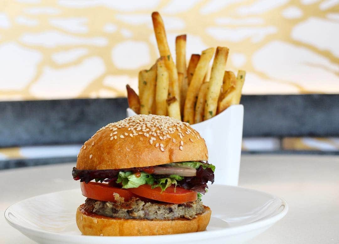 DOMINIQUE ANSEL BAKERYさんのインスタグラム写真 - (DOMINIQUE ANSEL BAKERYInstagram)「Vegging in the Park, our housemade veggie burger for Dom’s Burger Park, with a Maitake mushrooms patty, sliced beefsteak tomatoes, homemade bbq sauce, greens, on a homemade potato bun, with crispy fries on the side. *** Dom’s Burger Park at @189bydominiqueansel  Monday-Friday, March 18-22 & 25-29 11:30am-2:30pm No reservations required  #DomsBurgerPark #189byDominiqueAnsel @thegrovela #picnic」3月17日 3時14分 - dominiqueansel