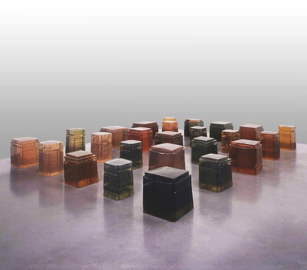 のインスタグラム：「“Rachel Whiteread” opens tomorrow at the Saint Louis Art Museum, Missouri. This momentous show is the most comprehensive exhibition to date of Whiteread’s career!  The traveling show brings together well-known works alongside new pieces that have never been previously exhibited. The exhibition, which originated at the Tate Britain in London, will be on view through June 9. Find out more via the link in our bio! __________ #RachelWhiteread #Gagosian #STLArtMuseum @rachelwhitereadofficial  #Repost @stlartmuseum; Rachel Whiteread, "Untitled (Twenty-Five Spaces)," 1995 © Rachel Whiteread」