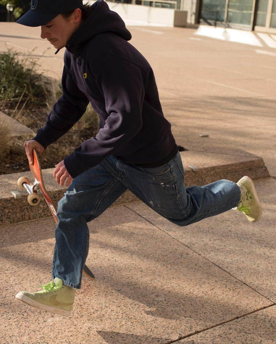 Nike Skateboardingさんのインスタグラム写真 - (Nike SkateboardingInstagram)「x @frogskateboards 🐸 Blazer Mid out now in skates shops only.  #NikeSB | 📹 @jesseabla」3月17日 3時17分 - nikesb
