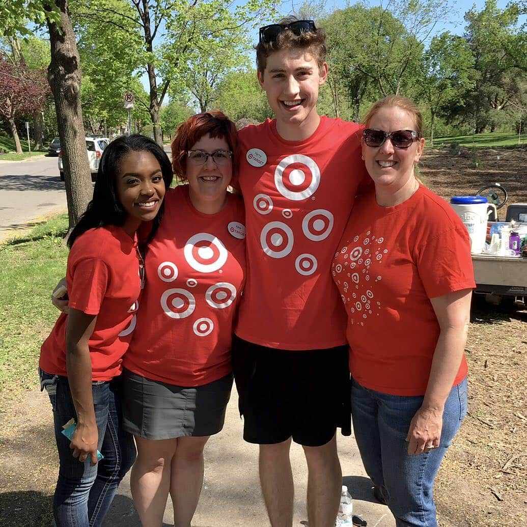 Targetさんのインスタグラム写真 - (TargetInstagram)「Meet Joylin, HR Executive Team Leader and an all-around amazing human. Not only does she champion others at work, she’s also a role model for young girls today—like her sister. They’re both empowering others through @girlupcampaign, a worldwide movement for social change. Let’s celebrate Joylin and all women today, and every day.」3月17日 3時18分 - target