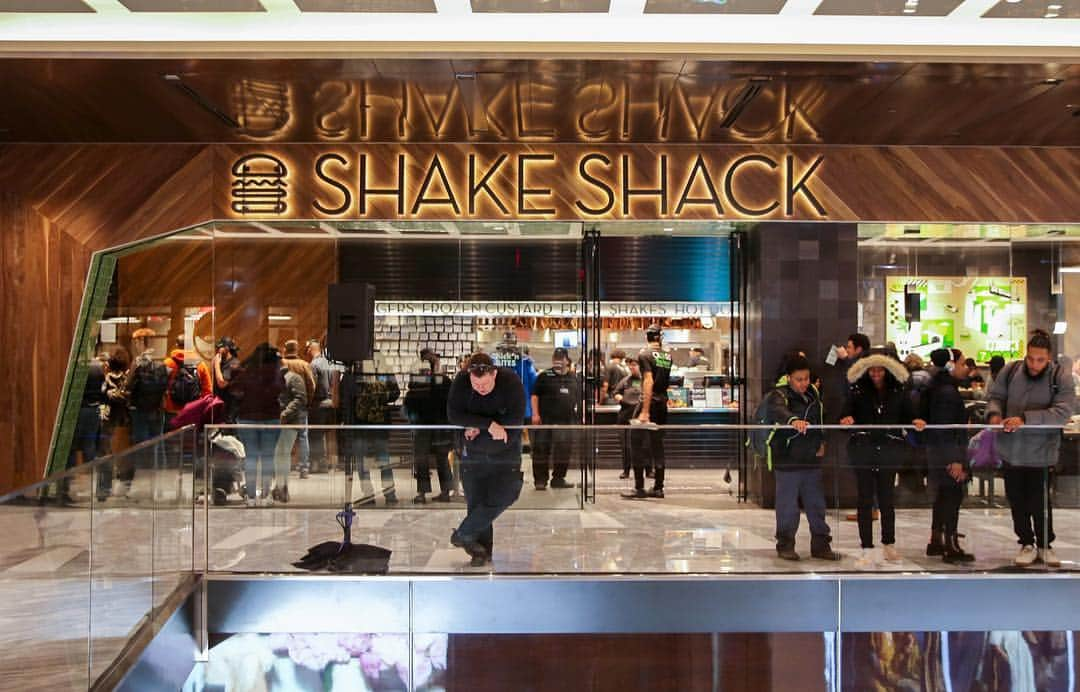 SHAKE SHACKさんのインスタグラム写真 - (SHAKE SHACKInstagram)「Weekend plans? We’ve got ya covered… Our newest NYC Shack is officially open on the fourth floor of the Shops + Restaurants at Hudson Yards. 🙌 Check out our Story for a first look, then head to 20 Hudson Yards to shop + Shack! #shakeshack」3月17日 3時18分 - shakeshack