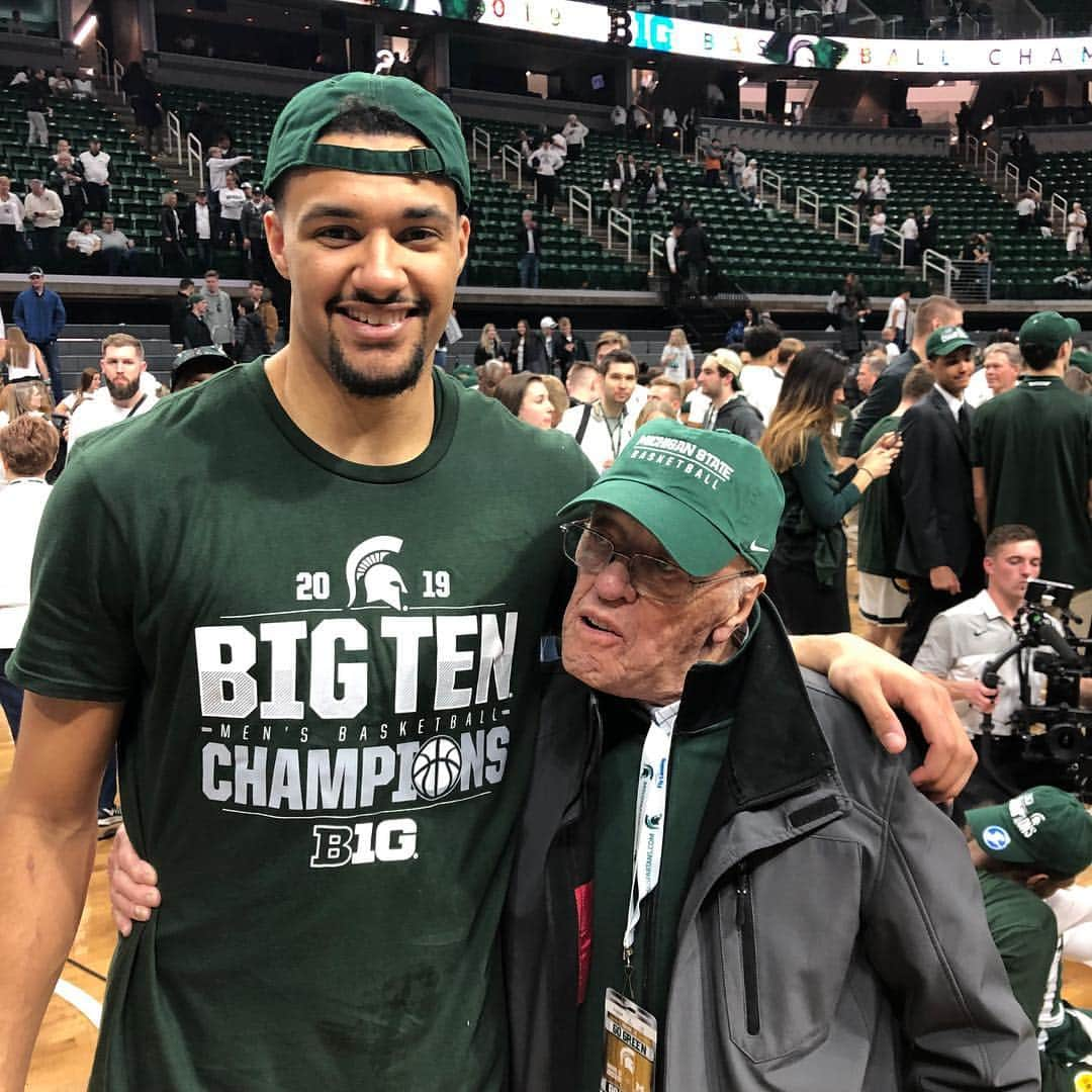 シャロン・ローレンスさんのインスタグラム写真 - (シャロン・ローレンスInstagram)「#Saturdaymorning #GoGreen @michiganstatebasketball @k_g_1_2_  and my 92 yr old father-in-law #classicspartans」3月17日 3時20分 - sharonelawrence