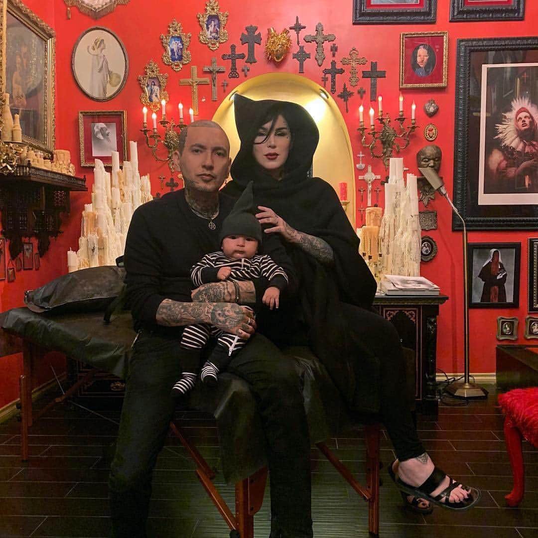 E! Onlineさんのインスタグラム写真 - (E! OnlineInstagram)「After saying she was going to raise her child without vaccinations, Kat Von D is setting the record straight in a video titled: "I am NOT a nazi. I am NOT anti-vaxx." Link in bio to watch. (📷: @prayers)」3月17日 3時23分 - enews