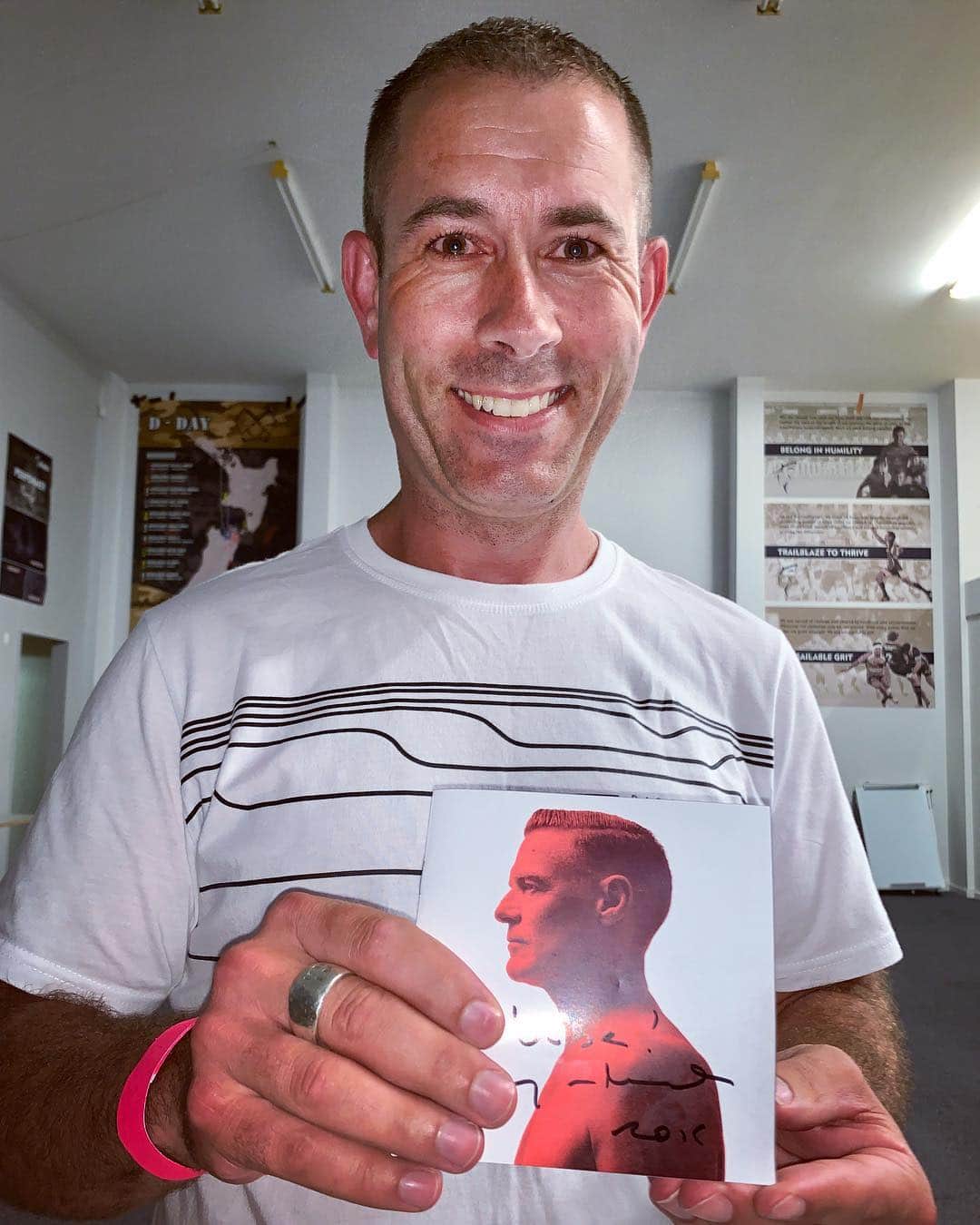 ブライアン・アダムスさんのインスタグラム写真 - (ブライアン・アダムスInstagram)「Aftershow cd signing in Nelson New Zealand!#bryanadamsshinealight」3月17日 3時36分 - bryanadams