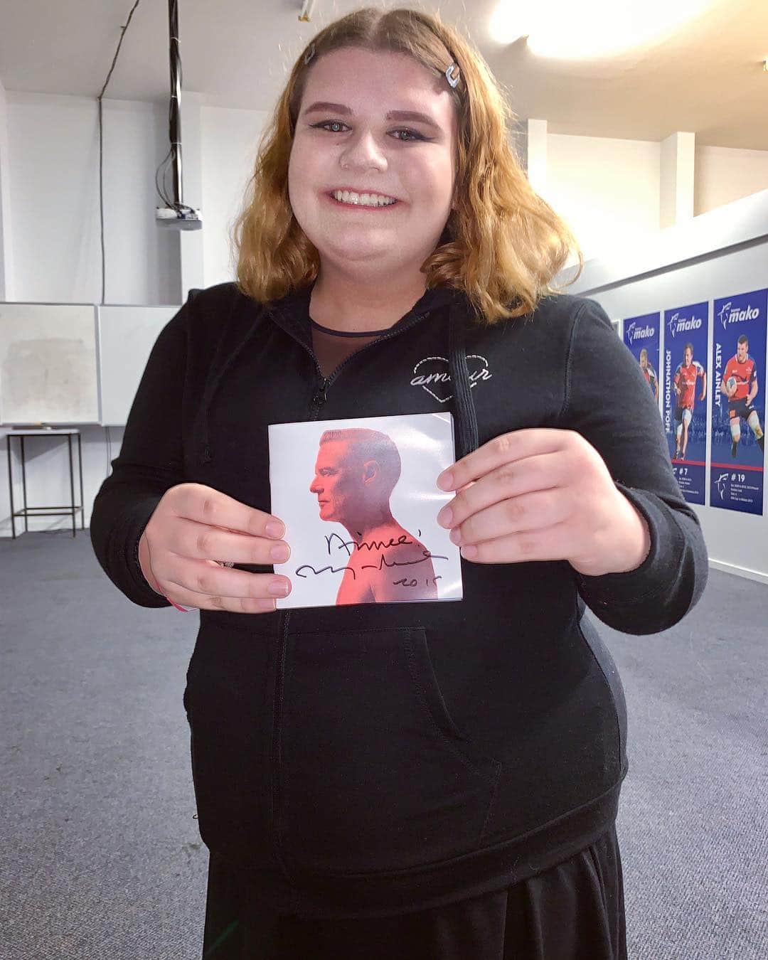 ブライアン・アダムスのインスタグラム：「Aftershow cd signing in Nelson New Zealand!#bryanadamsshinealight」