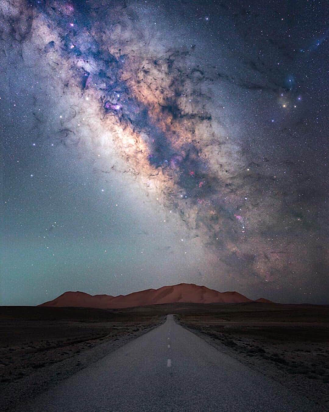 Canon Photographyさんのインスタグラム写真 - (Canon PhotographyInstagram)「Amazing milkyway in Morocco! Make sure to zoom in and look at all the details!  Photography | @oos_photography  #sahara #saharadesert #morocco #milkyway #nightsky #nightphotography」3月17日 3時36分 - cpcollectives