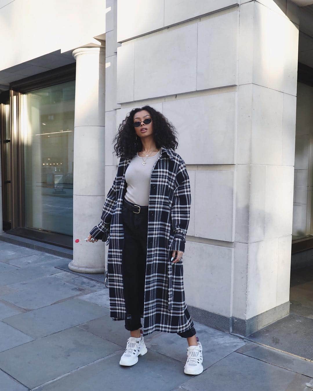 ジェイデ・ピアスのインスタグラム：「Back to London! 🇬🇧 FIT- Sunglasses- @quayaustralia  Top: @prettylittlething Jeans: @urbanoutfitters Belt: @hm (years and years ago) Coat: @andotherstories Shoes: @gucci」