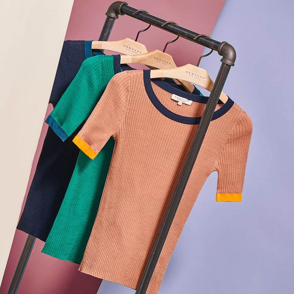 のインスタグラム：「Contrast Colorblock 💙🧡💚 #DEMYLEE #SS19 #Spring19 #springstyles #womensfashion #womensstyle #womenstops #newarrivals #contrast #trim #colorblock #camel #navy #clover #convo #mercerizedcotton #ribknit」