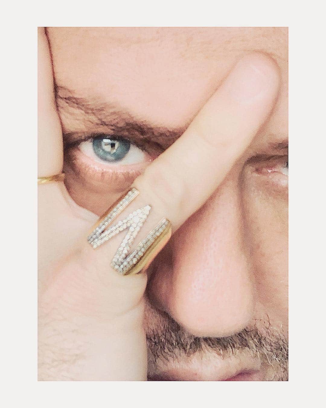 マート・アラスさんのインスタグラム写真 - (マート・アラスInstagram)「Thank you darling @madonna for my ring ⚡️#diamondsareboysbestfriends #love」3月17日 3時43分 - mertalas