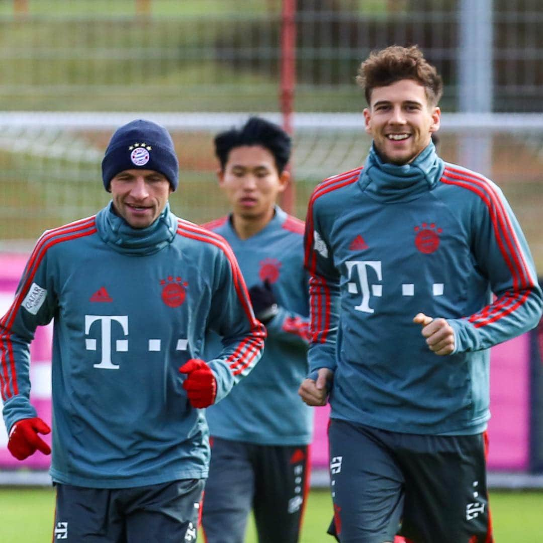 レオン・ゴレツカさんのインスタグラム写真 - (レオン・ゴレツカInstagram)「Having fun with @esmuellert before the game against @1fsvmainz05. #SundayGame @bundesliga_en #ArbeitisteinschönerBeruf 🙏 ⚽️‬ #weekend #footballislife #bundesliga #fcbayern #instapic」3月17日 3時44分 - leon_goretzka