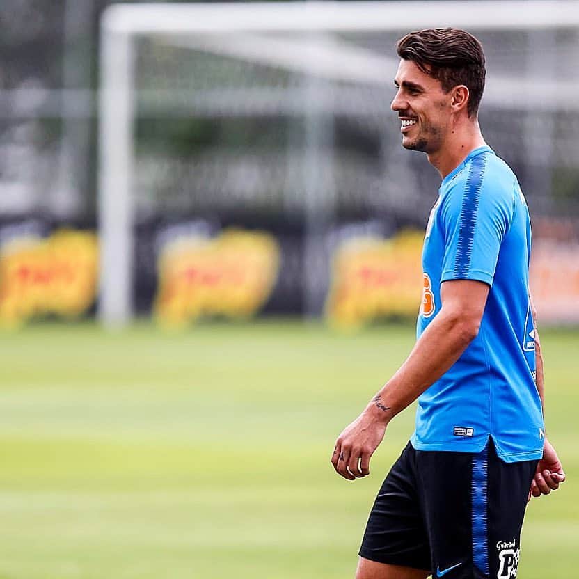 ダニーロ・フェルナンド・アベラールのインスタグラム：「Mais um treino finalizado. Concentrar que amanha temos mais uma batalha 💪🏽 📸 Rodrigo Gazzanel」