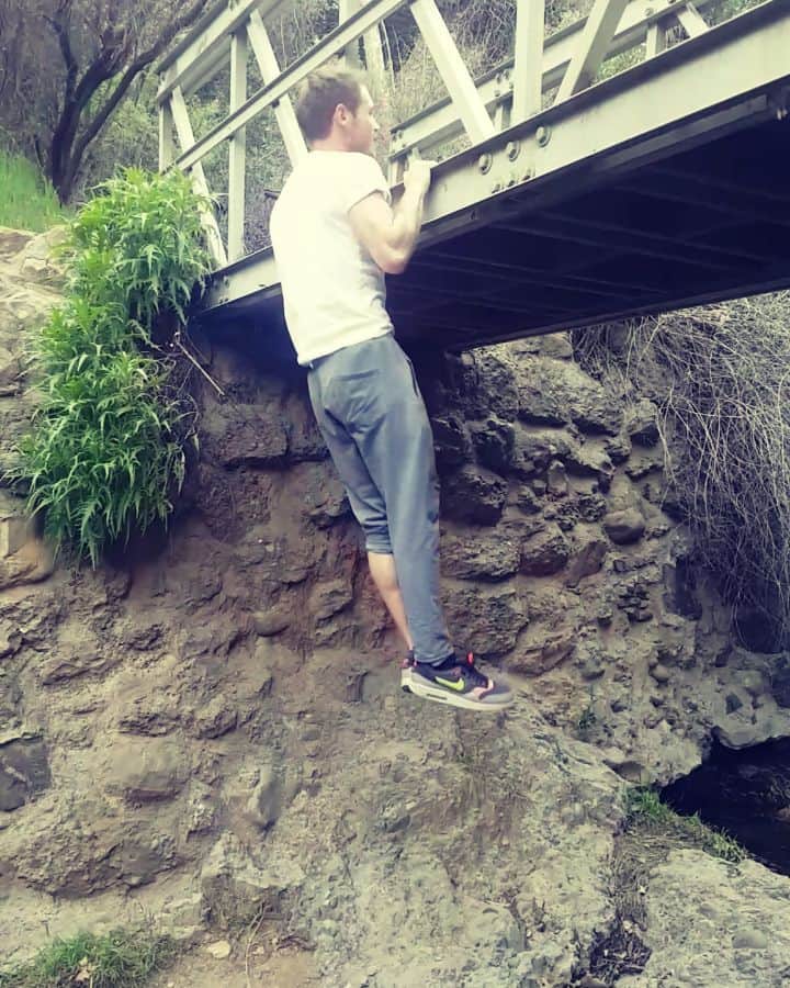 ロビー・ジャーヴィスのインスタグラム：「Stood on a bridge, during a hike, overlooking a beautiful waterfall, surrounded by nature... *I know what this needs* PULL-UPS! Did you get your workout in today??」