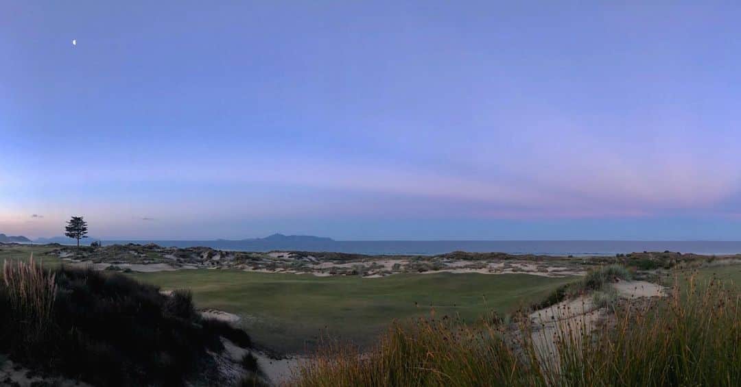 ケリー・スレーターのインスタグラム：「I was fortunate enough to be invited to NZ this week for a member/guest tourney at #taraitigolfclub. What a beautiful part of the world and even more reason to find myself, like everyone, in shock the past two days over the tragedy in #Christchurch. My heart goes out to everyone affected by this horrible, despicable act. With all the beauty on this planet, how do people get so brainwashed and disheartened into thinking that is the answer for them? These people senselessly murdered posed no threat to this man. I hope the community bonds together to comfort each other through this awful event. 🙏🏽」