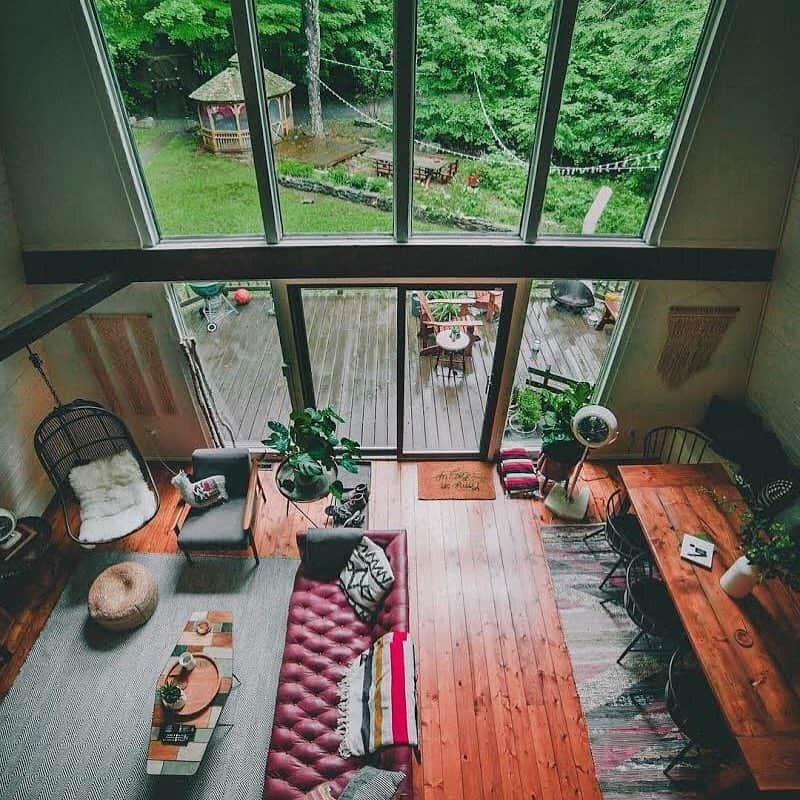 Airbnbさんのインスタグラム写真 - (AirbnbInstagram)「Flooded with natural light year-round, this A-frame in the heart of the Catskills proves that cozy and airy don't have to be opposites. When you're ready for some adventure, fuel up with comfort food at Last Chance in Tannersville on your way to the Kaaterskill Falls trailhead or the slopes of Hunter Mountain.  Photo: @dirtandglass」3月17日 4時27分 - airbnb