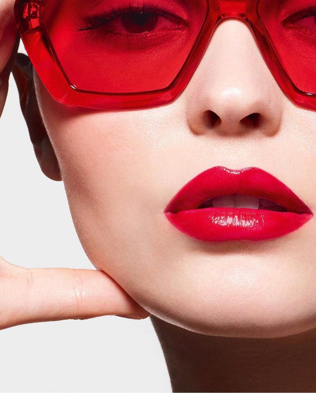 リリー・ローズのインスタグラム：「Rouge Coco Flash 💋💥new from @chanel.beauty ! thank you to the best team @valeriemullon @tdesaintmaur @leilasmara @luciapicaofficial @solvesundsbostudio @odilegilbert_official ❤️❤️❤️ #chanelbeauty #rougecoco」