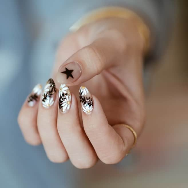 Cara Van Brocklinさんのインスタグラム写真 - (Cara Van BrocklinInstagram)「The freshest mani 🖤 @nailsbykierstyn #caralorenmani」3月17日 4時44分 - caraloren