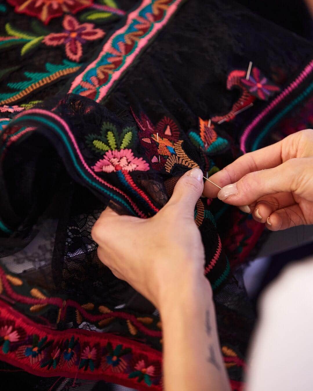 オスカーデラレンタさんのインスタグラム写真 - (オスカーデラレンタInstagram)「Our hand-embroidered floral chantilly lace draped bustier from the #odlrfall2019 collection was stitched with love.」3月17日 4時58分 - oscardelarenta