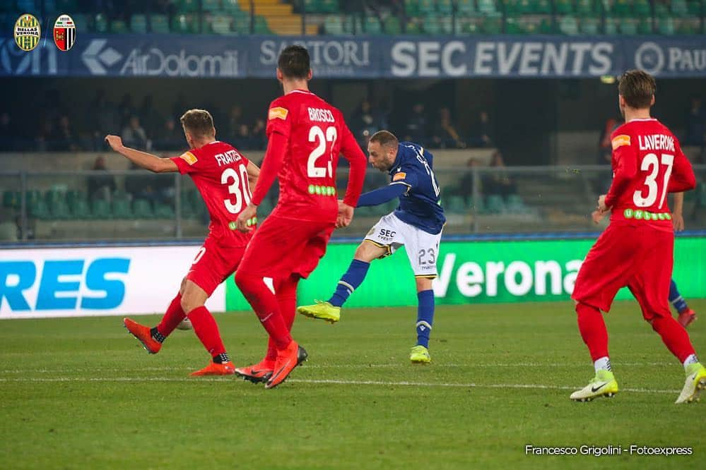 エラス・ヴェローナFCさんのインスタグラム写真 - (エラス・ヴェローナFCInstagram)「📸 Le foto della gara #VeronaAscoli #DaiVerona」3月17日 5時01分 - hellasveronafc