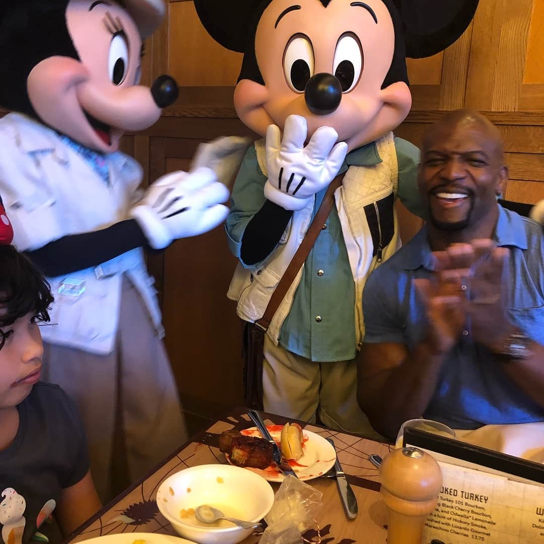 テリー・クルーズさんのインスタグラム写真 - (テリー・クルーズInstagram)「Enjoying a day a @disneyland on my day off from @agt! Having a BLAST with the family!  #disneyland」3月17日 5時15分 - terrycrews