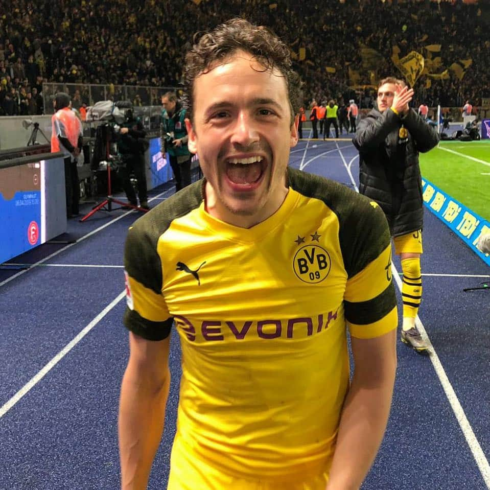 ボルシア・ドルトムントさんのインスタグラム写真 - (ボルシア・ドルトムントInstagram)「😃 That feeling when you score a goal and get three important points. #borussiadortmund #dortmund #bvb #bscbvb #matchday #auswärtsspiel #awaygame #bundesliga #⚽️ #💛」3月17日 5時10分 - bvb09