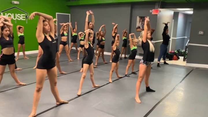 Mia Diazのインスタグラム：「Sneak peek of my Contemporary Masterclass. ❤️ It was a full house and so much fun to teach . 🙏💜 Professional video is coming so stay tuned for that . Big thanks again to @dancehouse_miami for bringing me in . Thanks to all the amazing dancers that came to train. Much love ❤️ P.S. meet and greet video coming soon. #miadiaz #dancehousemiami #dance #contemporarydance #masterclass  CHOREO @miadiaz Music : Omen by Sam Smith  Tag yourself 🙏💥💥」