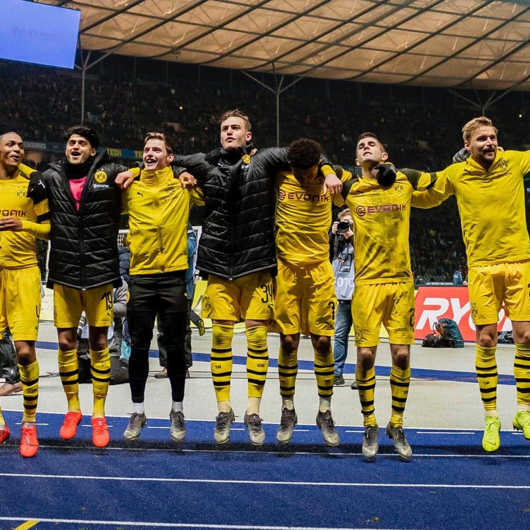 ボルシア・ドルトムントさんのインスタグラム写真 - (ボルシア・ドルトムントInstagram)「⬆️ JUMP, JUMP! ⬆️ #borussiadortmund #dortmund #bvb #bscbvb #matchday #auswärtsspiel #awaygame #bundesliga #⚽️ #💛」3月17日 5時24分 - bvb09