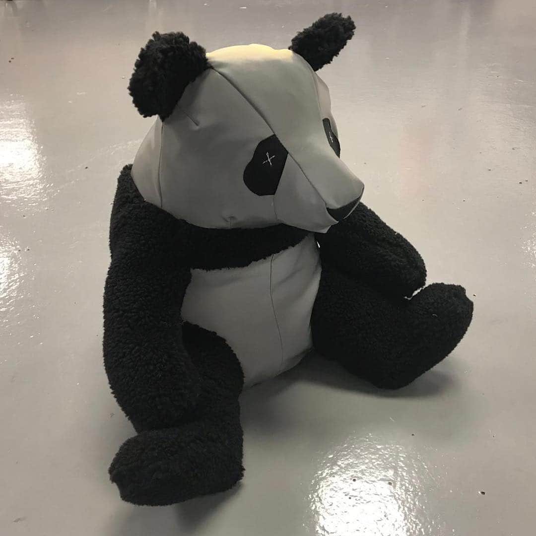 クリストファーレイバーンさんのインスタグラム写真 - (クリストファーレイバーンInstagram)「A few completed pandas from today’s #OffcutAnimals workshop for National Panda Day. Another fantastic day and all pandas complete! All proceedings from today will be donated to @WWF_UK. If you'd like to make your very own unique animal using off-cuts from the RÆBURN Lab, watch this space for our next workshop announcement soon 🐼🌿♻️ - #RAEBURN #RemadeInEngland」3月17日 5時18分 - raeburn_design